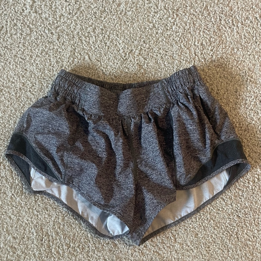 Lululemon hotty hot 2.5 inch size 4